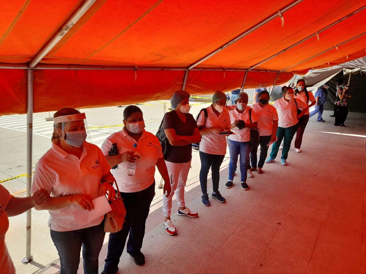 Enfermeras de adultos mayores logran vacuna contra COVID-19